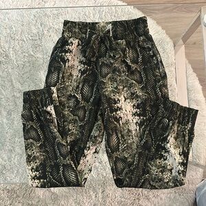 Soft « jogging » snake design